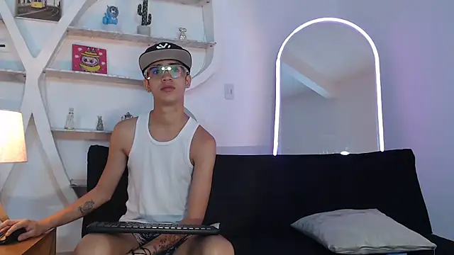 PRETTY FEM online show from September 2025 01:35:02 PM