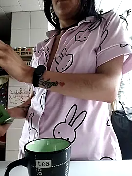 Queen Ashly online show from November 2025 06:01:02 PM