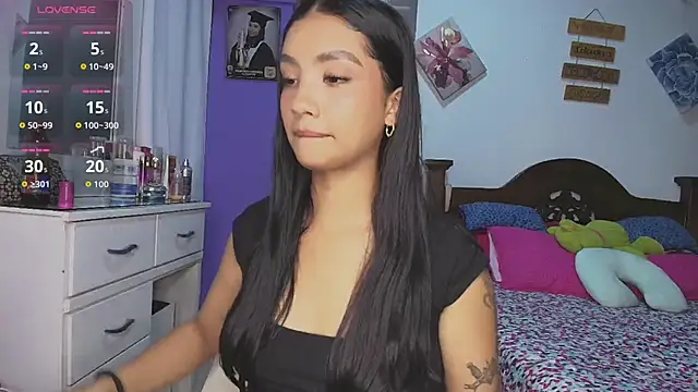 mia yireth online show from November 2025 12:42:01 AM