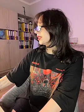 YourLittleDevil online show from November 2025 01:32:01 PM