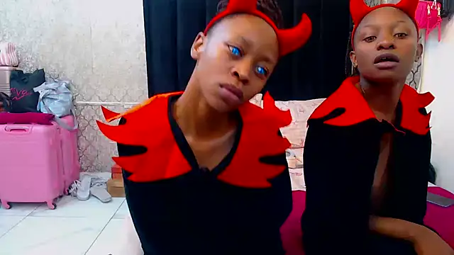 SexyPetitex25 online show from October 2025 07:47:02 PM