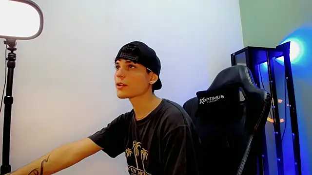 dilan hott  online show from December 2025 04:27:01 PM