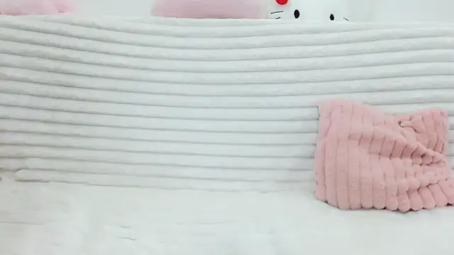 Snapshot of Emmahahaha17 chatting on February 2026 03:27:02 PM Emmahahaha17 online show from February 2026 03:27:02 PM