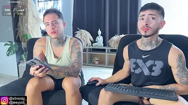 Snapshot of tattoguys_cums chatting on October 2025 03:11:02 PM tattoguys cums online show from October 2025 03:11:02 PM