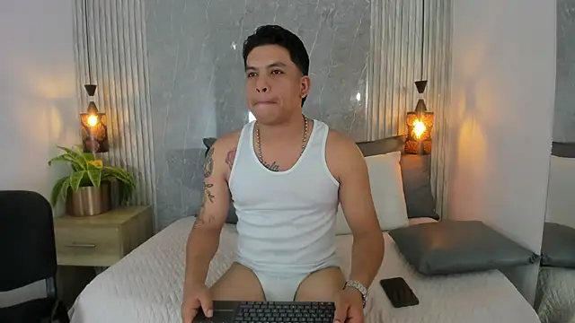 Snapshot of Dominic_Taylor_ chatting on October 2025 03:25:01 AM Dominic Taylor online show from October 2025 03:25:01 AM