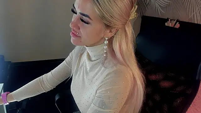 Kira Key online show from November 2025 01:52:01 AM