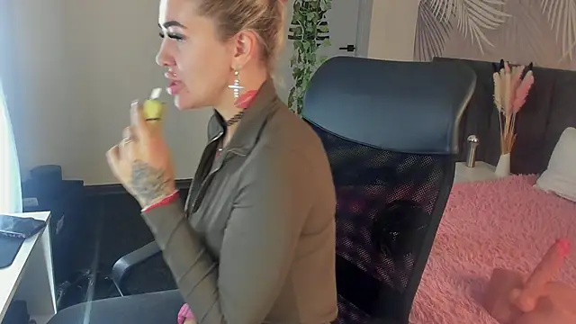 Kira Key online show from November 2025 01:51:02 AM