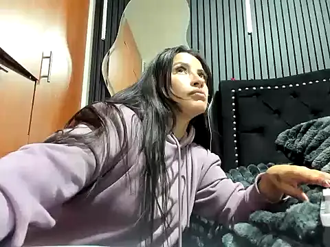 scarletr red online show from October 2025 08:31:01 PM