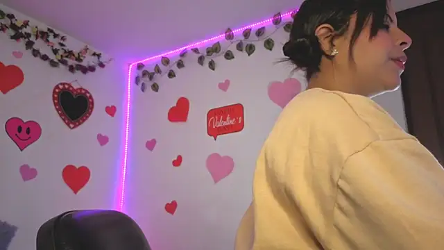 Snapshot of MiaCollinssx chatting on February 2026 12:56:02 PM MiaCollinssx online show from February 2026 12:56:02 PM