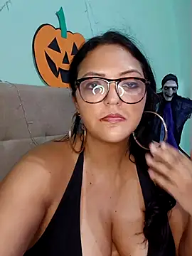 Snapshot of AuroraChest chatting on November 2025 12:35:01 AM AuroraChest online show from November 2025 12:35:01 AM