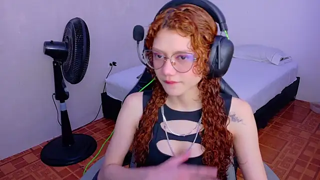 Snapshot of Birdie_0 chatting on September 2025 01:32:01 PM Birdie 0 online show from September 2025 01:32:01 PM