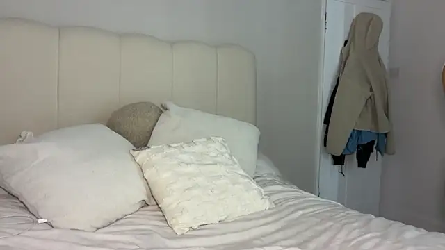 KayleeBella online show from October 2025 06:03:02 PM