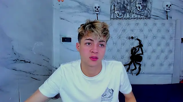 Ari and Storm online show from November 2025 06:21:01 PM