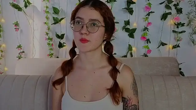 Snapshot of MiaWinxxx chatting on October 2025 08:17:02 PM MiaWinxxx online show from October 2025 08:17:02 PM