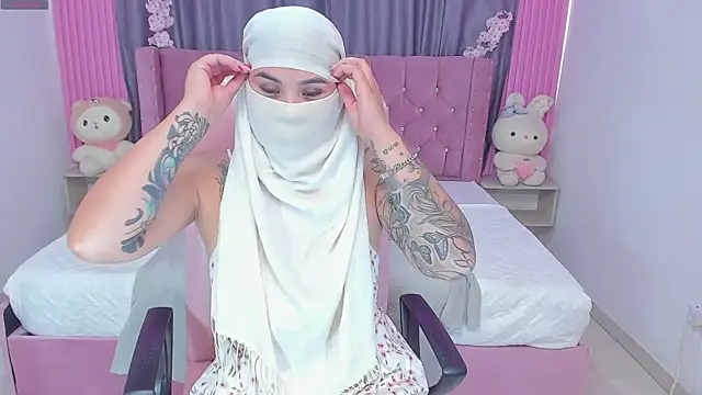 Snapshot of Nayla-Mouna chatting on September 2025 08:01:02 PM Nayla-Mouna online show from September 2025 08:01:02 PM