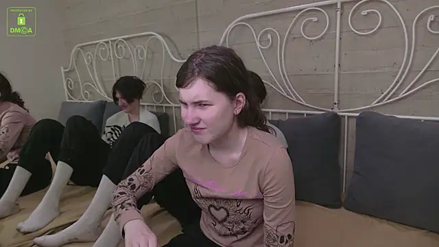 Snapshot of ViviaraNGendy chatting on October 2025 10:47:01 AM ViviaraNGendy online show from October 2025 10:47:01 AM