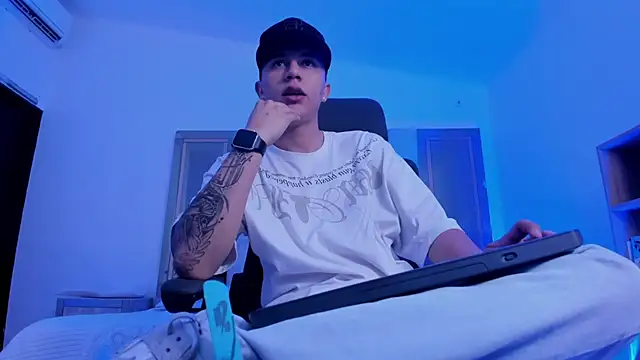 liaamsmiith  online show from September 2025 01:33:02 PM