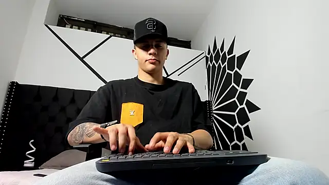 liaamsmiith  online show from September 2025 04:34:02 AM