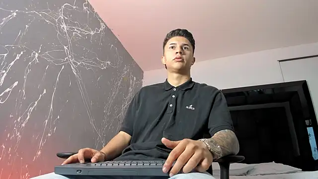 liaamsmiith  online show from September 2025 11:44:01 AM