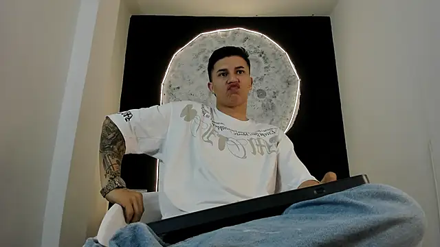 liaamsmiith  online show from October 2025 12:05:02 PM