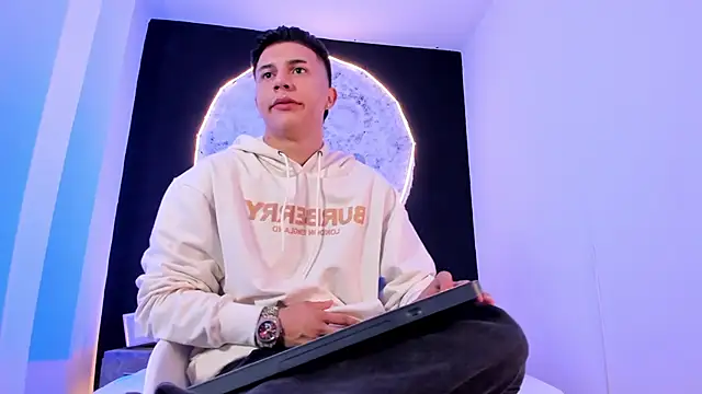 liaamsmiith  online show from October 2025 12:23:02 PM