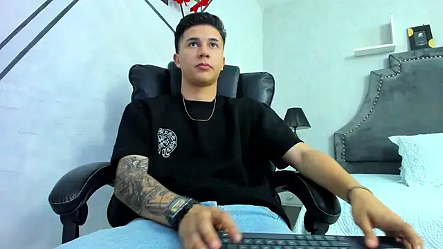 liaamsmiith  online show from November 2025 12:27:01 PM