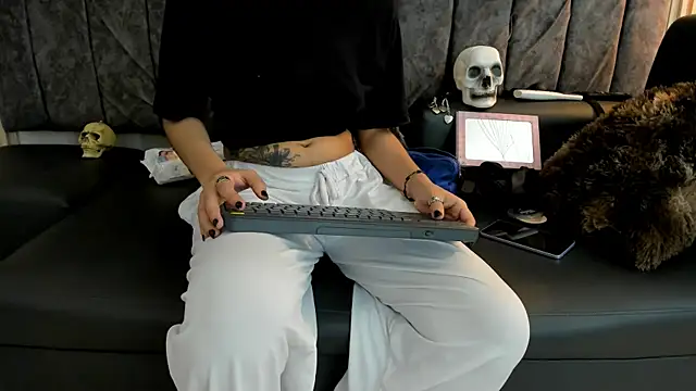 Snapshot of Rowan_Mills chatting on September 2025 09:27:02 PM Rowan Mills online show from September 2025 09:27:02 PM