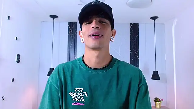 Snapshot of Franvill_Trato chatting on November 2025 06:43:02 PM Franvill Trato online show from November 2025 06:43:02 PM