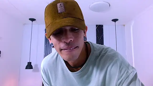 Snapshot of Franvill_Trato chatting on December 2025 08:18:02 PM Franvill Trato online show from December 2025 08:18:02 PM