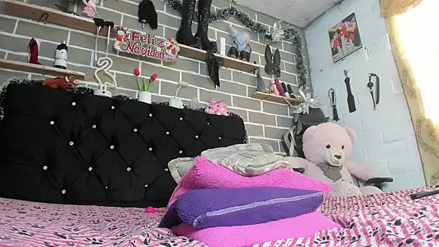 CharlotteBrowm online show from December 2025 06:17:01 PM