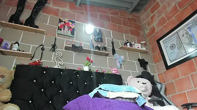 CharlotteBrowm online show from January 2026 06:33:01 PM