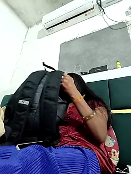 Snapshot of komi_33 chatting on November 2025 06:01:02 PM komi 33 online show from November 2025 06:01:02 PM