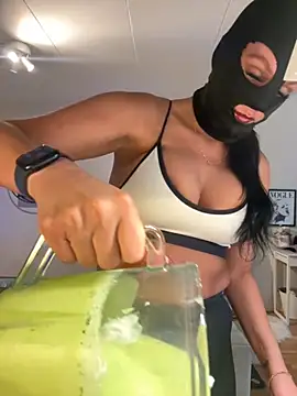 Snapshot of swedishbaddie chatting on September 2025 03:35:02 PM swedishbaddie online show from September 2025 03:35:02 PM