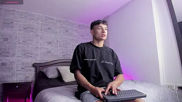 Snapshot of DavisFirb chatting on November 2025 01:05:01 AM DavisFirb online show from November 2025 01:05:01 AM