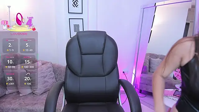 Snapshot of issi_loren chatting on November 2025 07:56:02 PM issi loren online show from November 2025 07:56:02 PM