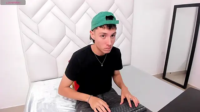 LittleDanny  online show from November 2025 07:37:01 PM