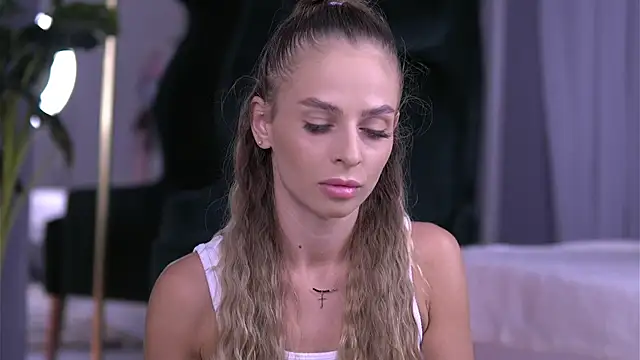 ElaraShine online show from September 2025 08:53:02 PM