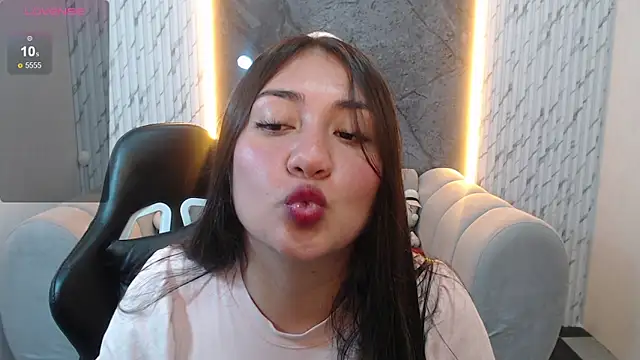 Snapshot of Ivony18_b chatting on November 2025 08:01:01 PM Ivony18 b online show from November 2025 08:01:01 PM