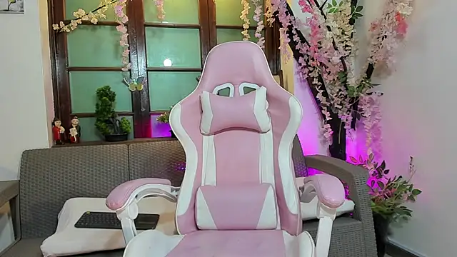 Snapshot of emma_ayala chatting on December 2025 07:20:02 PM emma ayala online show from December 2025 07:20:02 PM