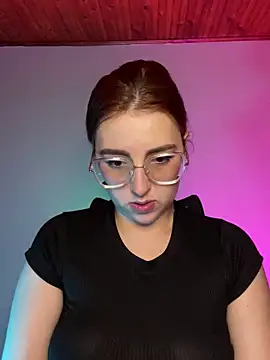 Snapshot of CoraVibes chatting on November 2025 12:06:01 PM CoraVibes online show from November 2025 12:06:01 PM