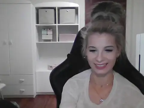 KristineGlow online show from October 2025 06:18:02 PM