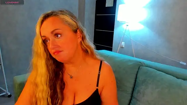 Snapshot of Sky_Kuper chatting on November 2025 12:43:02 AM Sky Kuper online show from November 2025 12:43:02 AM