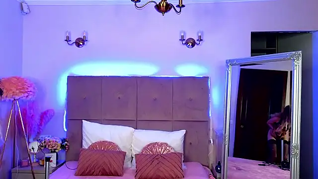 Nicole Bond online show from February 2026 04:11:01 AM