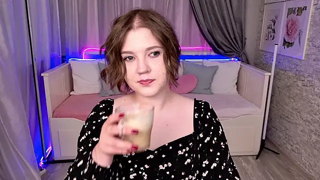 Snapshot of AlmaSound chatting on October 2025 05:26:02 AM AlmaSound online show from October 2025 05:26:02 AM