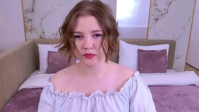 Snapshot of AlmaSound chatting on October 2025 05:28:01 AM AlmaSound online show from October 2025 05:28:01 AM