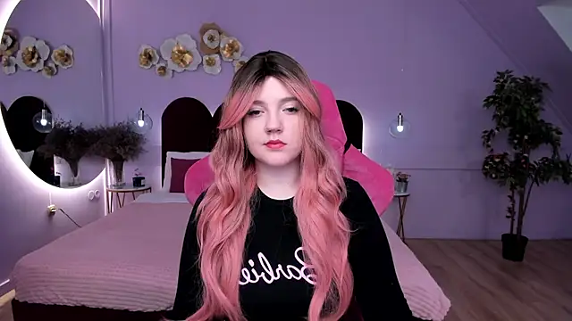 Snapshot of AlmaSound chatting on November 2025 05:18:02 AM AlmaSound online show from November 2025 05:18:02 AM