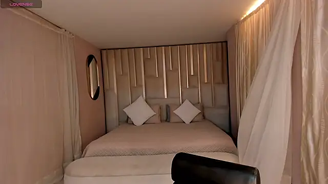 LucyWeiss  online show from October 2025 07:22:01 PM