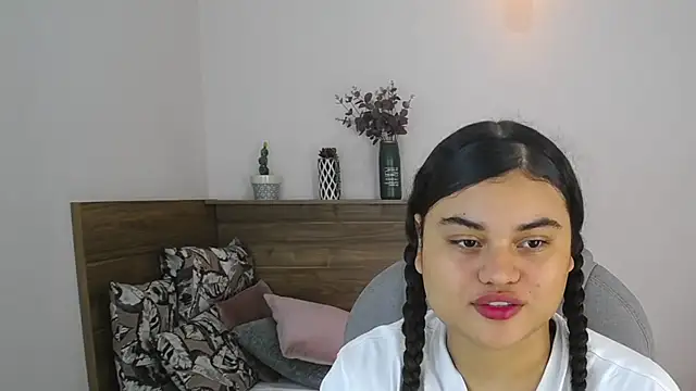 Snapshot of Miabloomm_ chatting on October 2025 02:54:01 AM Miabloomm online show from October 2025 02:54:01 AM