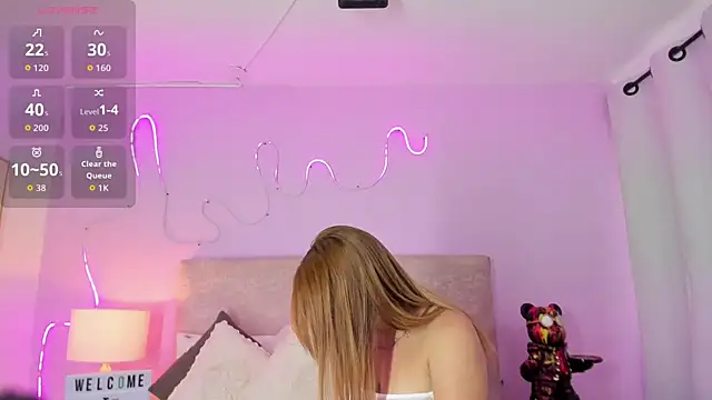 Snapshot of EmaRae1499 chatting on October 2025 08:19:02 PM EmaRae1499 online show from October 2025 08:19:02 PM