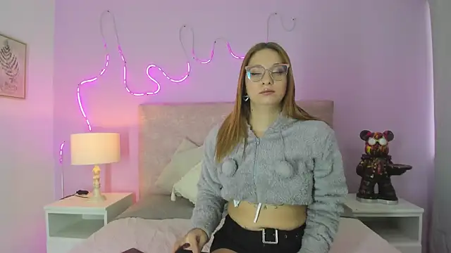 Snapshot of EmaRae1499 chatting on October 2025 11:44:01 AM EmaRae1499 online show from October 2025 11:44:01 AM